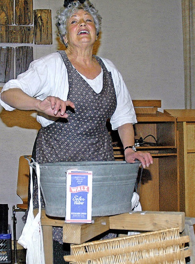 Monika Haller lie als Waschfrau lngs...angene Zeiten wieder lebendig werden.   | Foto: Ounas-Krusel