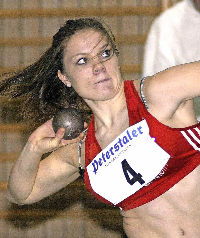 Dynamisch: Pia Strau vom ESV Weil gewann in Mannheim Gold im Kugelstoen.  | Foto: Wohlmannstetter