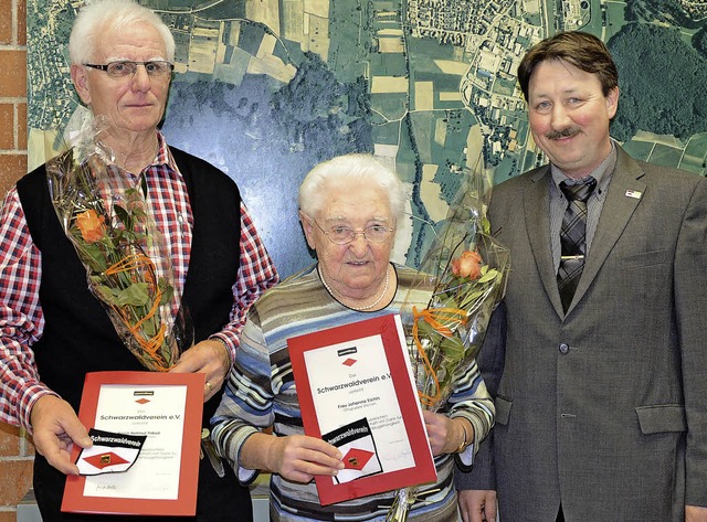 Lange gewandert: Vorsitzender Bodo Ks... des Schwarzwaldvereins (von rechts).   | Foto: Sarah Trinler