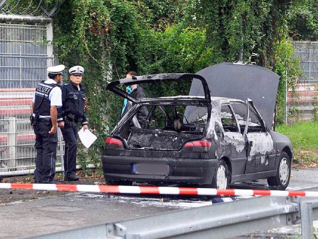 In diesem Wagen verbrannte Florian H. in Stuttgart.   | Foto: dpa