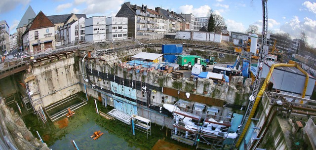 Gesicherte Baustellen mitten in der Stadt: das ehemalige Klner Stadtarchiv   | Foto: dpa