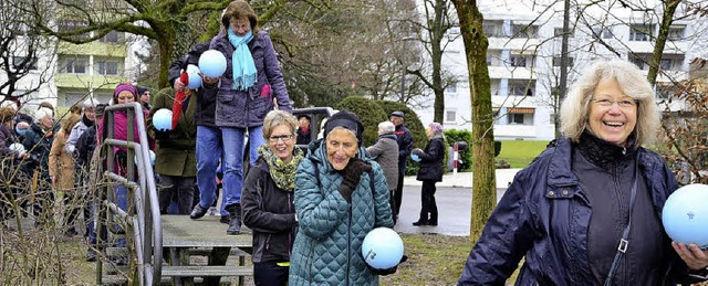 Gabi Zissel (rechts) luft vorneweg, d...launt ber die Brcke beim Gymnasium.   | Foto: Martina Propretner