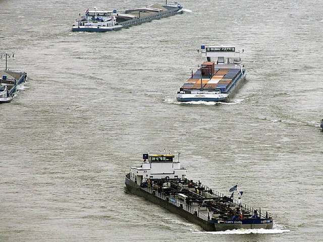 Schifffahrt auf dem Rhein: Bei Breisach ist ein Arbeitsschiff gesunken.  | Foto: dpa