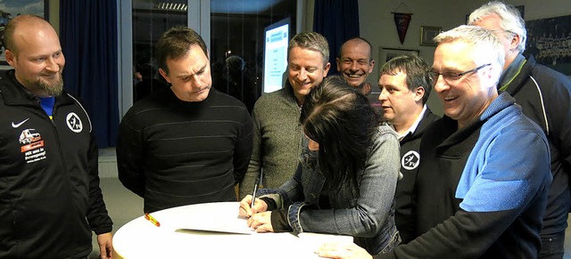 Unterschrift unter dem neuen Verein  | Foto: Georg Vo