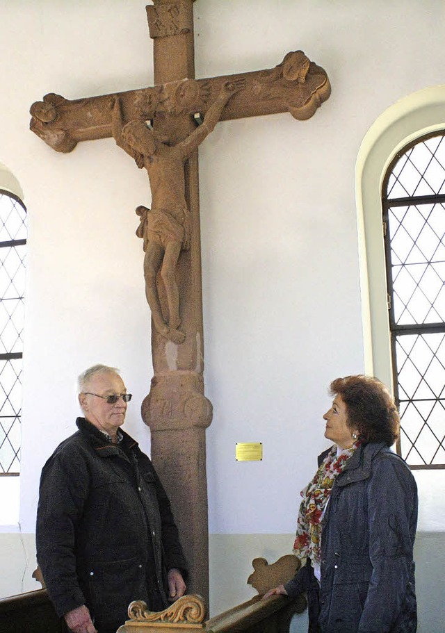 Jetzt hat das Original-Friedhofskreuz ...y und Norbert Weber zeigen  zufrieden.  | Foto: Schnabl