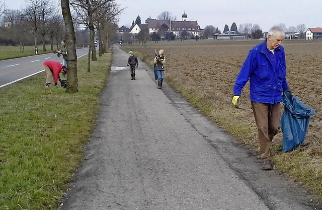 Fleiige Helfer rumten entlang der  Wege auf.   | Foto: stadt heitersheim