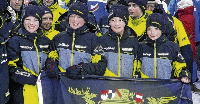 Die erfolgreichen Nachwuchsbiathleten ...h mit der Flagge Baden-Wrttembergs.    | Foto: Privat