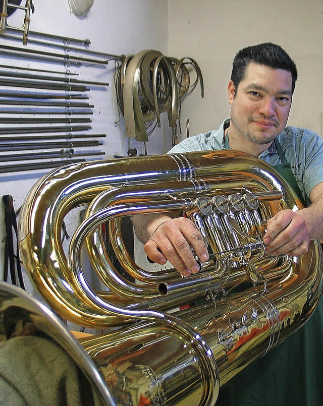 Gaspar Garcia Urbina repariert eine Tuba.   | Foto: Eva Weise