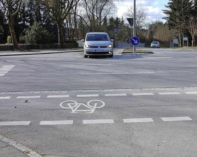 Fahrradfahrern, die in der Ortsmitte R...iegen wollen, fehlt eine eigene Spur.   | Foto: Frey