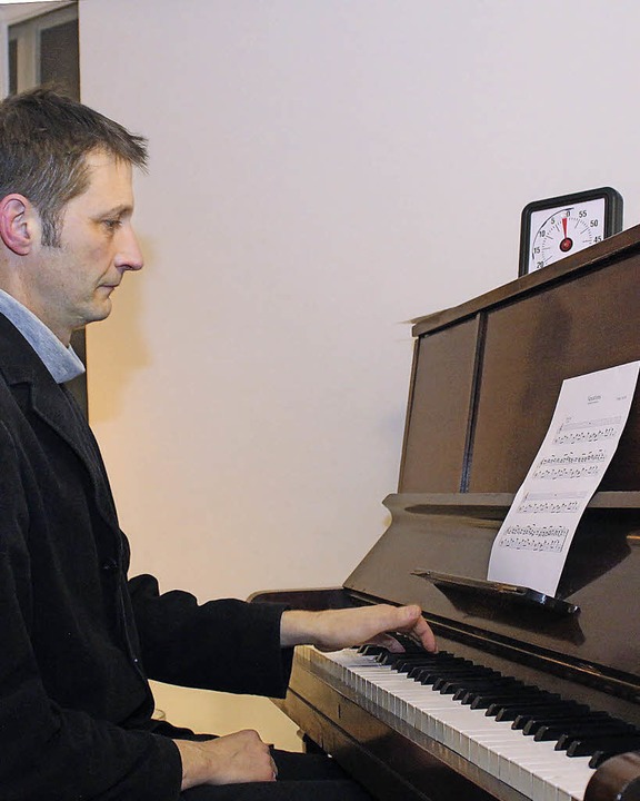 Magnus Cordes Schmid spielt Satie.  | Foto: Gert Brichta