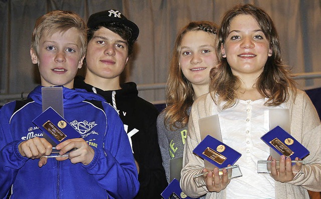 Die Schlermeister des Skiclubs Hinter...ler, Vanessa Hensler und Selina Knig.  | Foto: Dieter Maurer