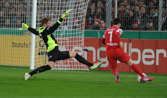 Und da klingelt es zum zweiten Mal &#8...a erzielt das 2:0 fr den SC Freiburg.  | Foto: Meinrad Schn