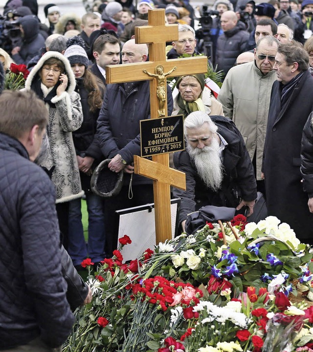 Trauernde legen Blumen am Grab von Boris Nemzow nieder.   | Foto: dpa