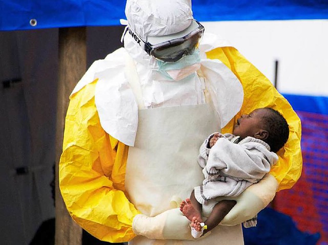 Ein Sugling  mit Ebola-Verdacht 2014 in Guinea  | Foto: dpa