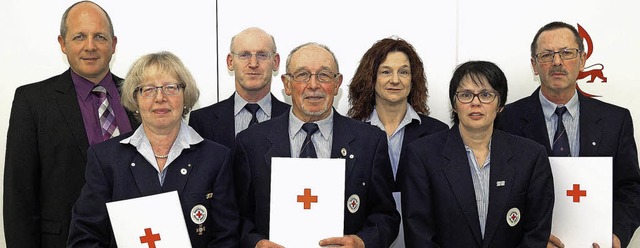 DRK-Kreisgeschftsfhrer Jochen Hilper... fr langjhrige aktive Treue zum DRK.  | Foto: Jrgen Schweizer