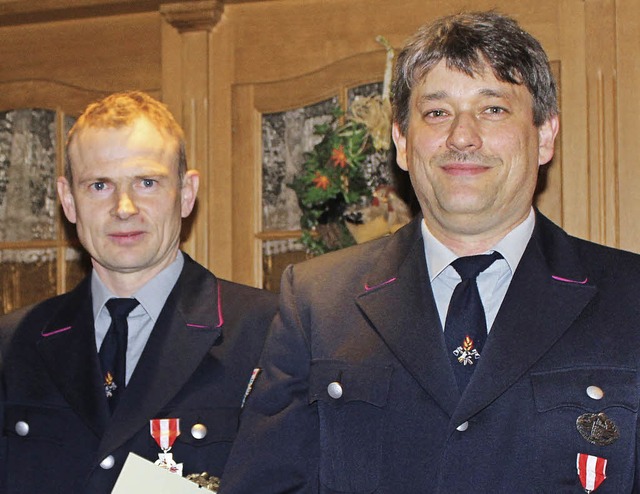 Feuerwehrehrenzeichen in Gold: Fr 25-...ard Benitz (von rechts) ausgezeichnet.  | Foto: Christa Maier
