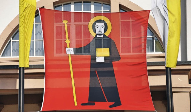 Die Fridolin-Fahne macht in Stetten auf das Patrozinium aufmerksam.  | Foto: Daniel Gramespacher