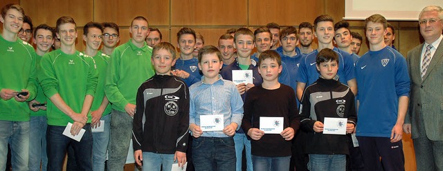 OB Dietz (rechts) zeichnete die Handba...und die U12 der Judoschule Haltingen.   | Foto: Ounas-Krusel