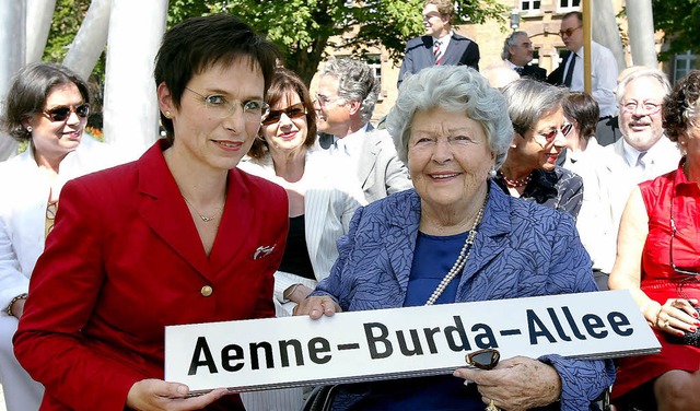 Aenne Burda an ihrem 95. Geburtstag 20...annt wurde. Links OB Edith Schreiner.   | Foto: Archivfoto: P. Heck