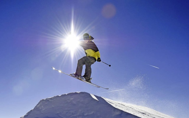 Der Sonne entgegen: Snowboarder am Feldberg  | Foto: Schiffner