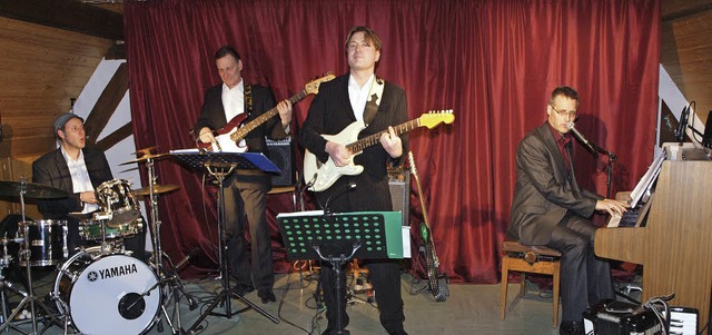 Martin Glnkler (Piano) mit seiner Band beim Auftritt in Weisweil.  | Foto: Michael Haberer