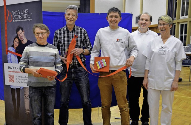 Jubilumsblutspender und Organisatoren...  Notburga Schmidt, Blutspendedienst.   | Foto: Bernd Fackler