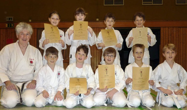 Den Anfngerkurs haben diese jungen Karatekas bestanden.  | Foto: Privat