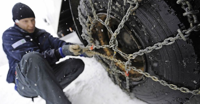 Rauf mit den Ketten: An rund 30 Tagen ... auf der Strecke ein tdlicher Unfall.  | Foto: dpa/Kamera 24