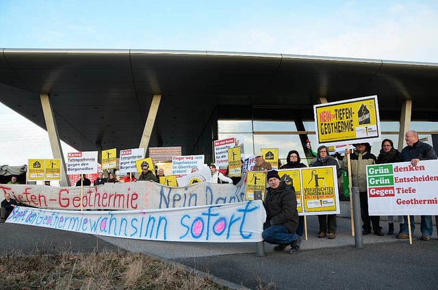 Protest vor der Offenburger Oberrheinh...nes Projekts in Neuried machen mobil.   | Foto: Seller