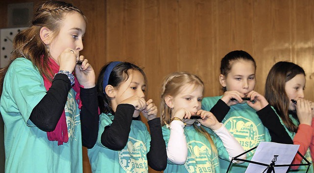 Die Schler der Mundharmonika-Klasse 5...ten ihren ersten Auftritt mit Bravour.  | Foto: Martina Faller