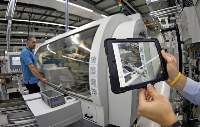 Was bedeutet die Digitalisierung und V... unserer  Fabriken fr die Arbeiter?    | Foto: dpa