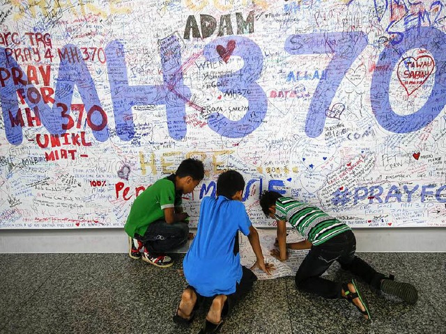 Nachrichten in Malaysia an die verschwundenen Passagiere   | Foto: dpa