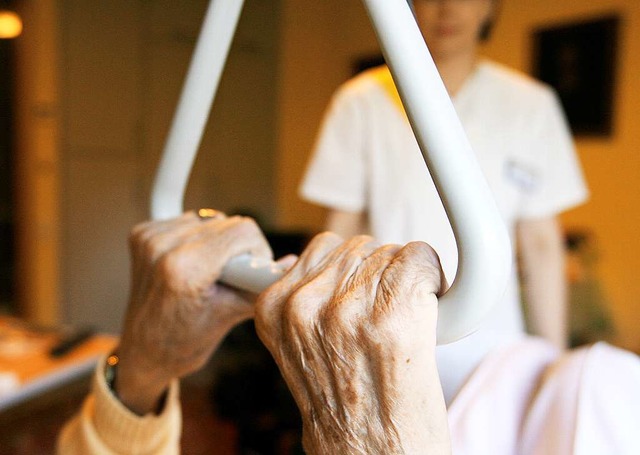 Neue Herausforderungen in der Seniorenpflege  | Foto: dpa