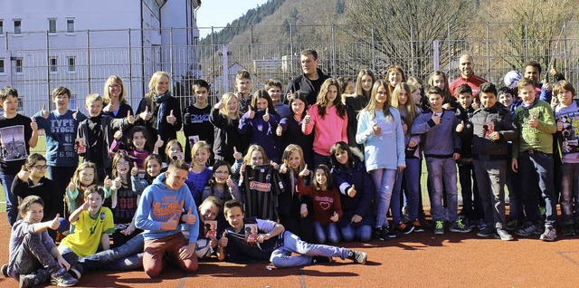 SC Freiburg-Spieler Dani Schahin zu Besuch in der Kastelbergschule.  | Foto: Faller