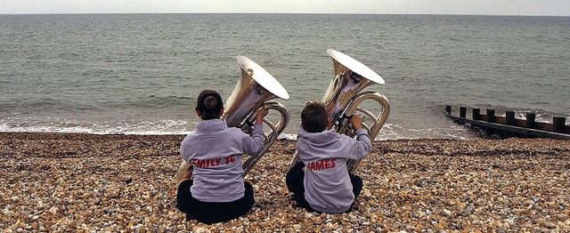 Blserfestival? Zwei Musiker machen  n...n Bognor eine kleine Pause am Strand.   | Foto: Jim Clevett