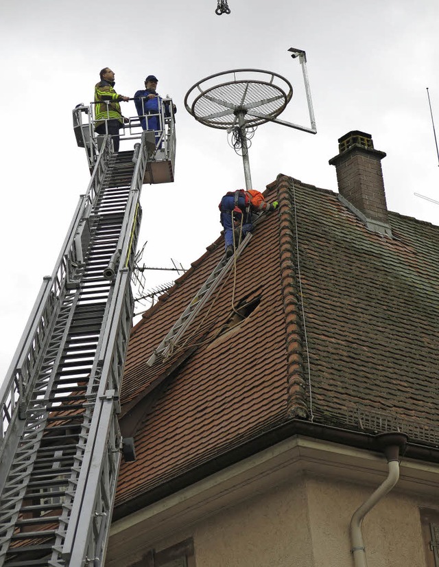 Storchennestmontage auf dem Dach des alten Schulgebudes  | Foto: Georg Vo