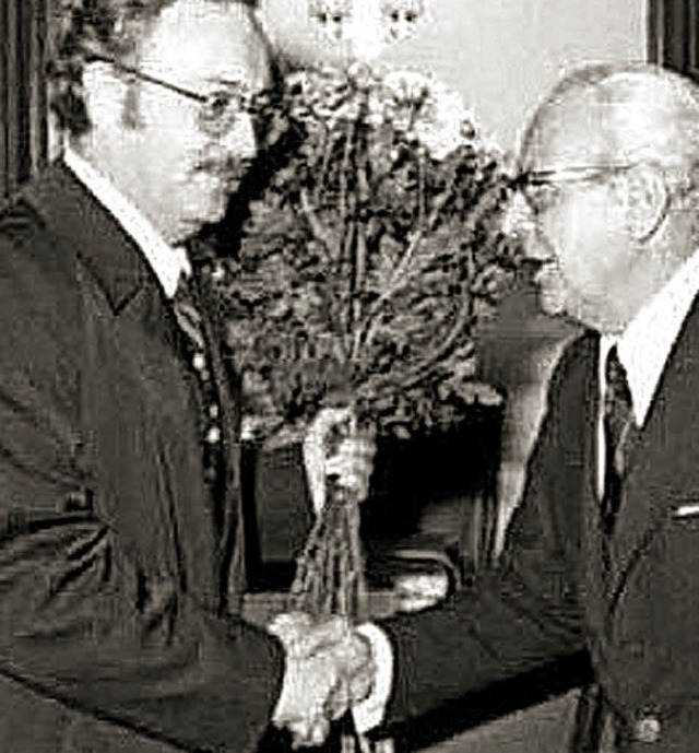 Karl Heitz (rechts) gratuliert 1975 se...Nachfolger Martin Grber zur OB-Wahl.   | Foto: privat