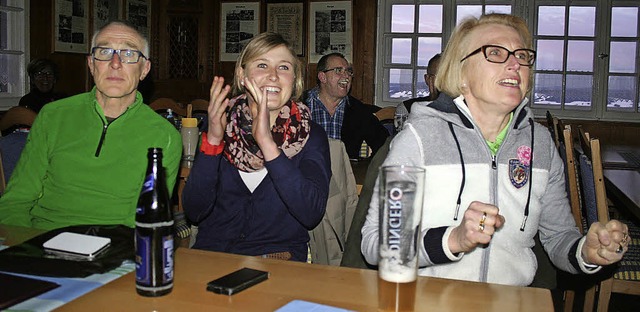 Daumen drcken und anfeuern (von links...ochter Stefanie und Mutter Friederike.  | Foto: Dieter Maurer