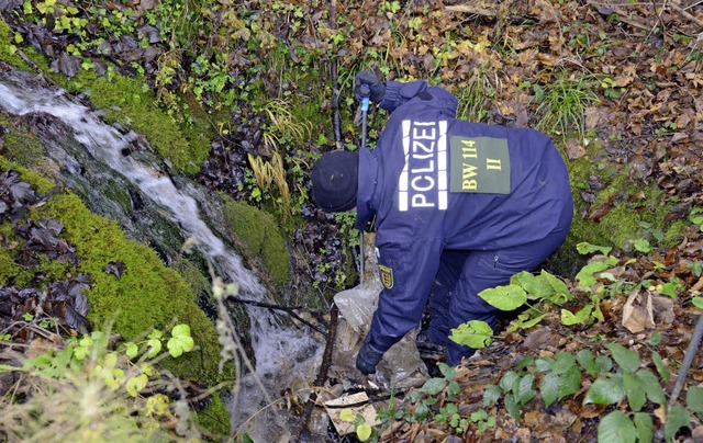 Monatelange Suche: Die Polizei durchk...stck in der Nhe des Torso-Fundorts.   | Foto: dpa