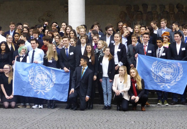 Die Fahnen der Vereinten Nationen in B...Tage lang UNO-Debatte und -Strategie.   | Foto: Ehrentraud Laska