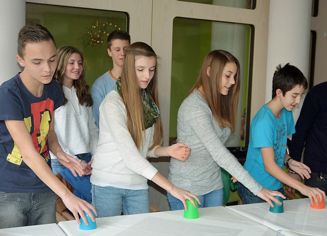 Mit Plastikbechern sorgten die Jugendlichen fr den Rhythmus.  | Foto: ZVG