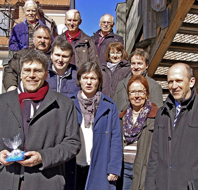 Landrat Martin Kistler (vorne links) m...aus der zweiten Klasse, Felix, kennen.  | Foto: Claudia Renk