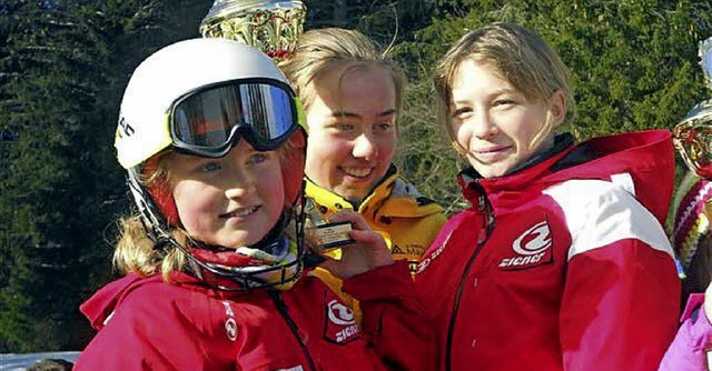 Emma Kundlacz, Lina-Marie Schwietale u...esenslalom den Mannschaftssieg davon.   | Foto: zvg