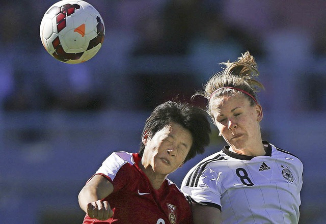 Lena Petermann (rechts) im Duell mit  der Chinesin Li Dongna   | Foto: dpa