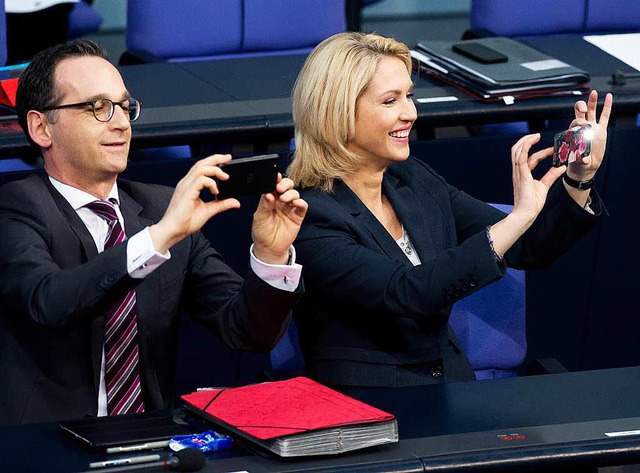Die SPD-Minister Maas und  Manuela Schwesig dokumentieren die Abstimmung.   | Foto: dpa