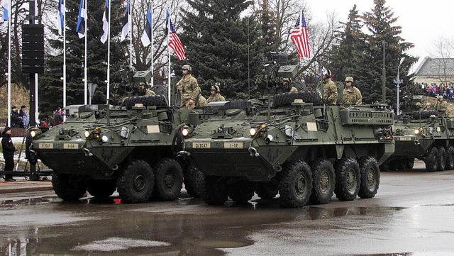 US-Soldaten nehmen an einer Parade in ...re Militrprsenz im Baltikum erhht.   | Foto: dpa