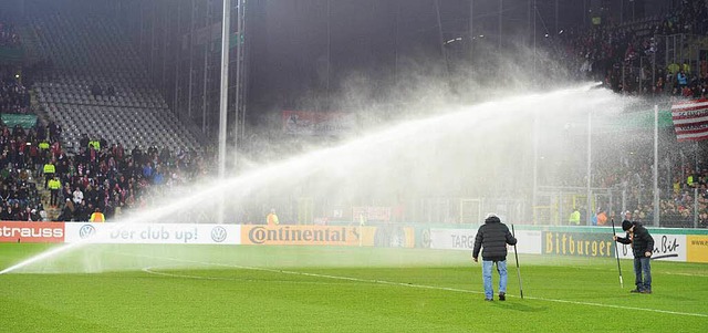 Greenkeeper beim SC Freiburg geben in ...Bestes, um das Spielfeld auszubessern.  | Foto: A3446 Patrick Seeger