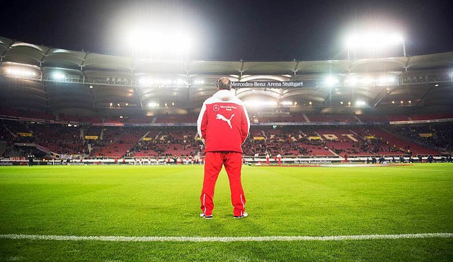 Nur noch Leere: Huub Stevens wirft nac...tzten Blick in die Mercedes-Benz-Arena  | Foto: dpa