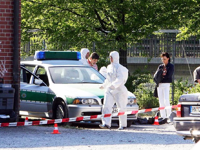Beamte der Spurensicherung der Polizei...l  auf der Heilbronner Theresienwiese.  | Foto: dpa