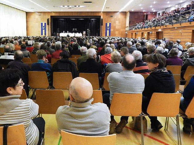 Rieseninteresse an der OB-Wahl: Mehr a...r kamen in die Waldkircher Stadthalle.  | Foto: Sylvia Timm